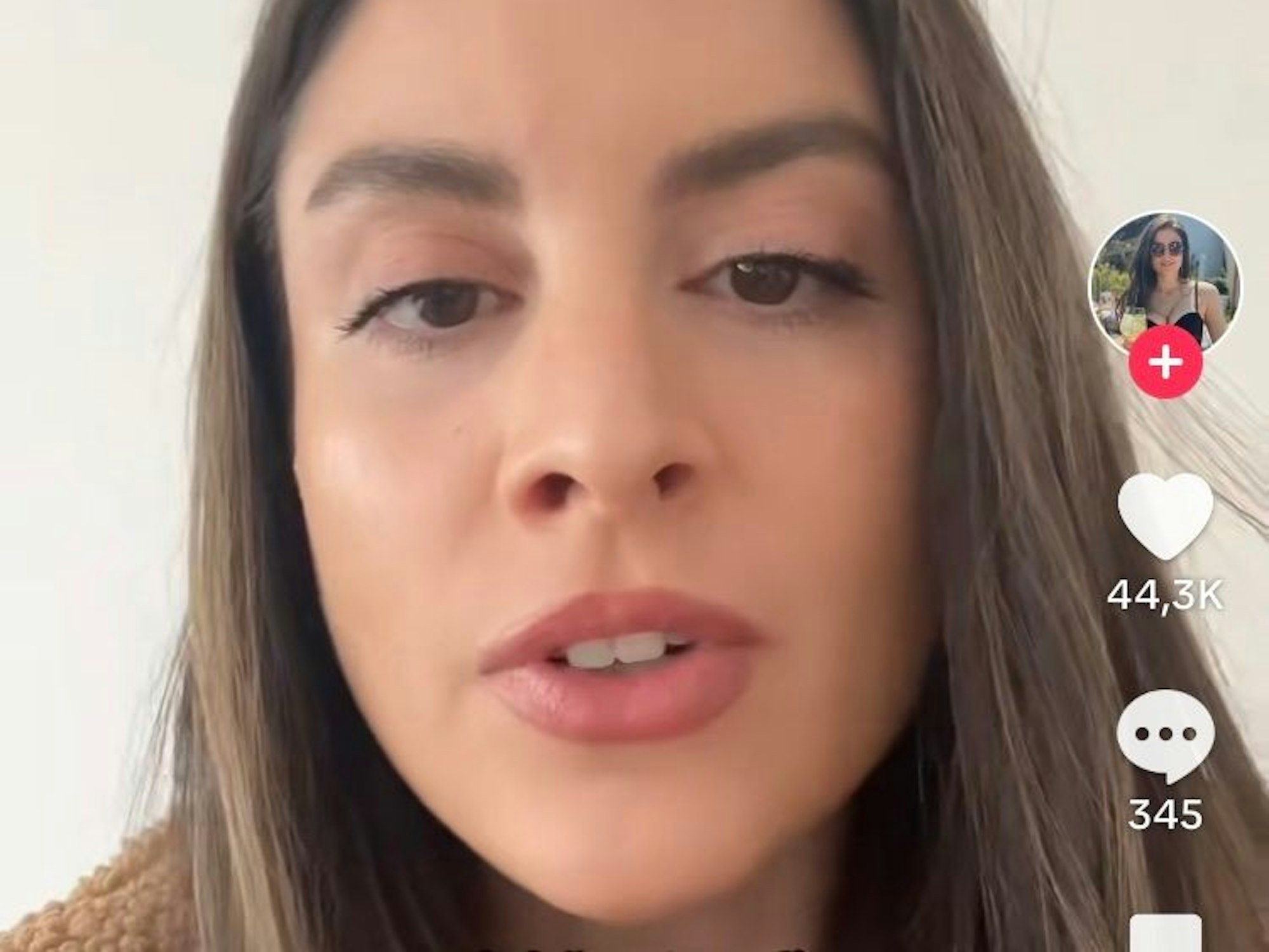 Rena Schwabl blickt für ein TikTok-Video direkt in die Kamera.