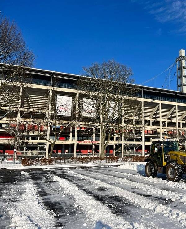 Vor dem Rhein-Energie-Stadion wird Schnee geräumt.