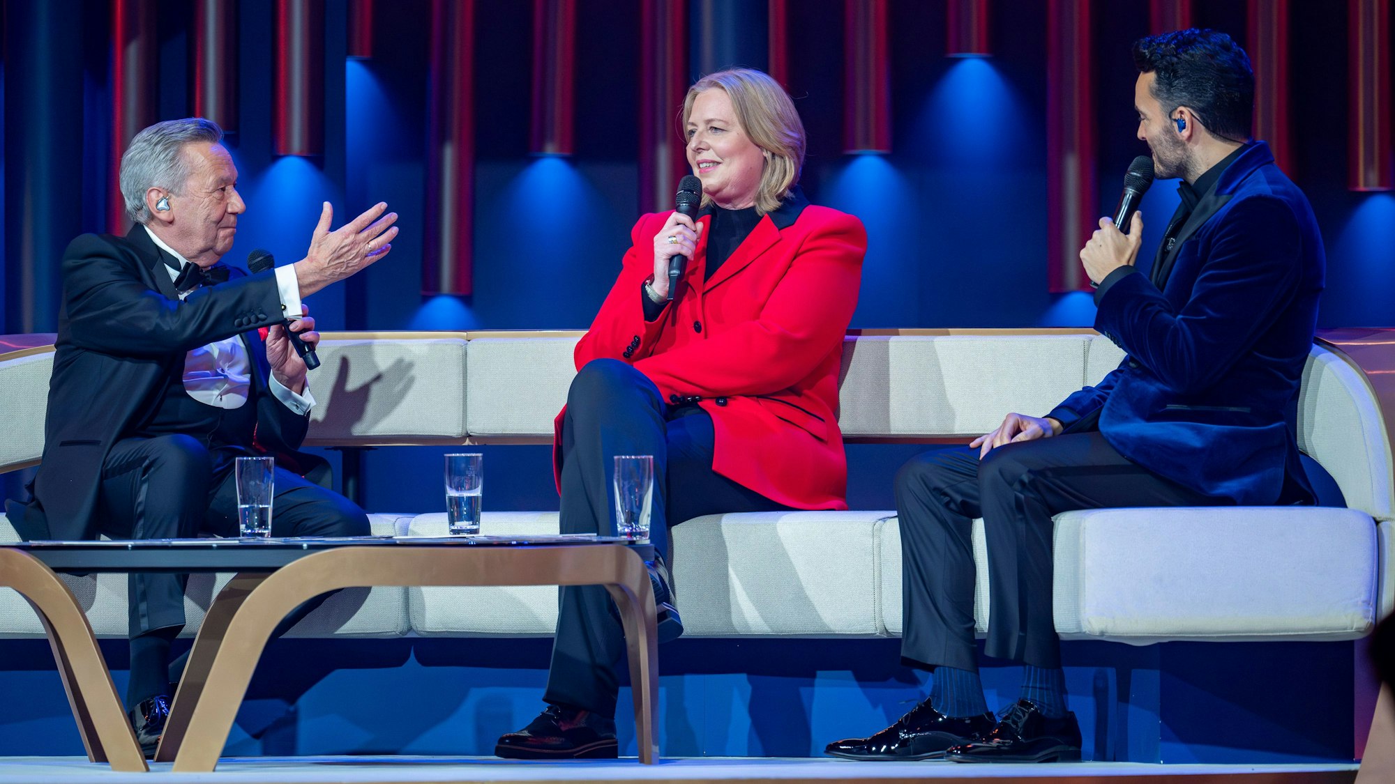 Bundestagspräsidentin Bärbel Bas (M.) mit Roland Kaiser (l.).
