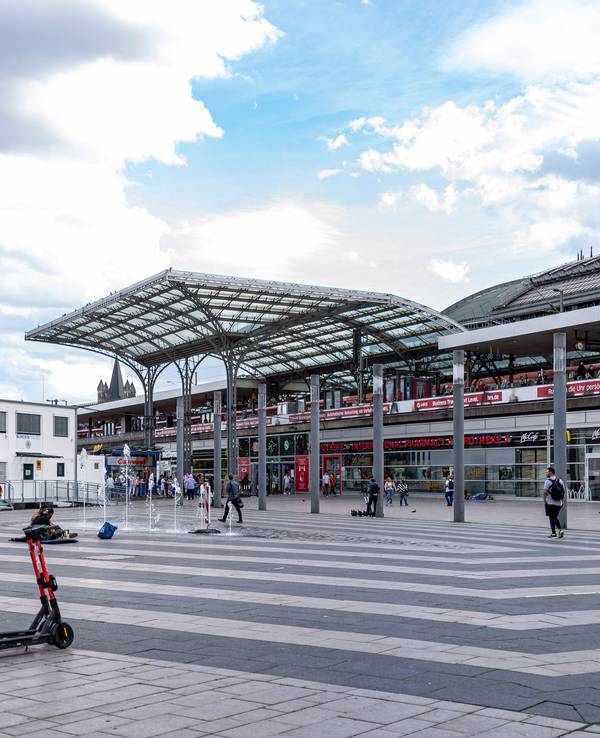 Blick auf den Kölner Hauptbahnhof vom Breslauer Platz aus.