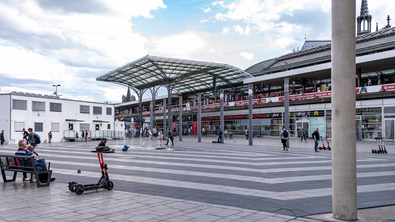Blick auf den Kölner Hauptbahnhof vom Breslauer Platz aus.