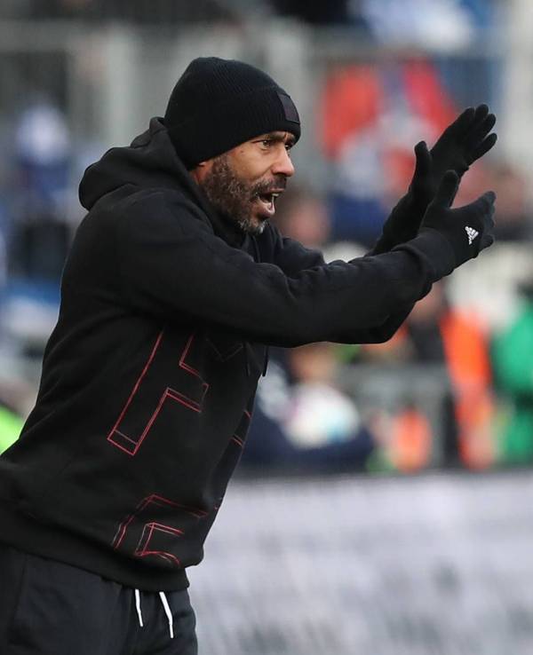 Fortuna Düsseldorfs Cheftrainer Daniel Thioune gibt beim Spiel in Magdeburg Anweisungen am Spielfeldrand.