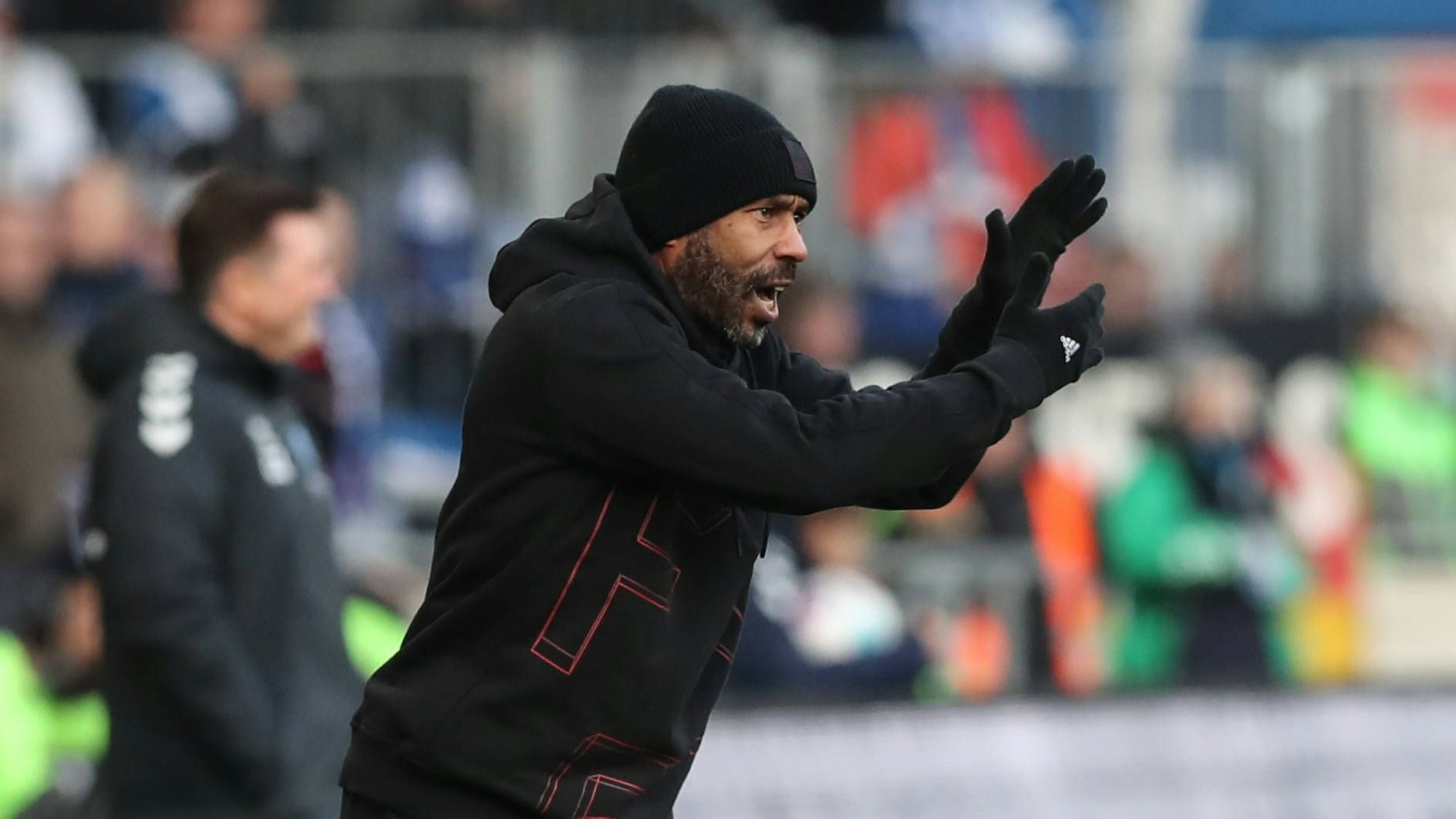 Fortuna Düsseldorfs Cheftrainer Daniel Thioune gibt beim Spiel in Magdeburg Anweisungen am Spielfeldrand.