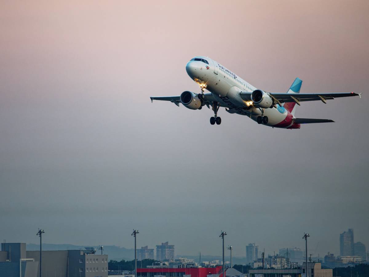 Eine Maschine der Fluggesellschaft Eurowings startet vom Flughafen Köln/Bonn, hier im August 2023.