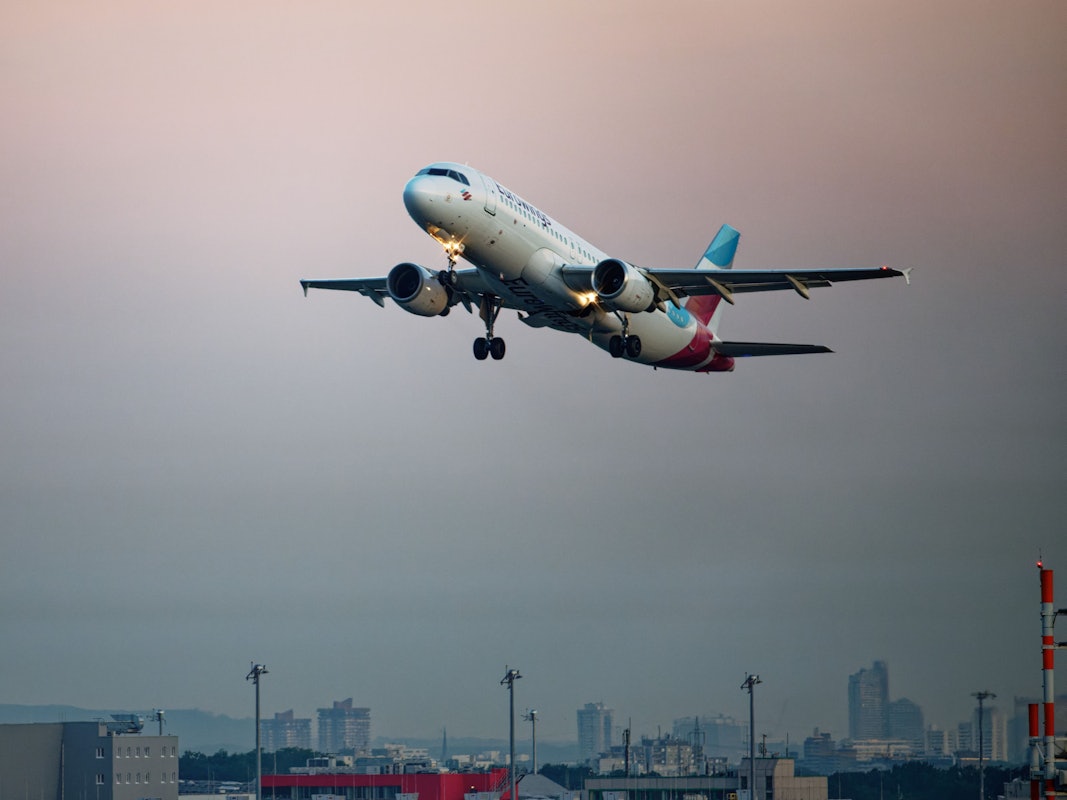 Eine Maschine der Fluggesellschaft Eurowings startet vom Flughafen Köln/Bonn, hier im August 2023.