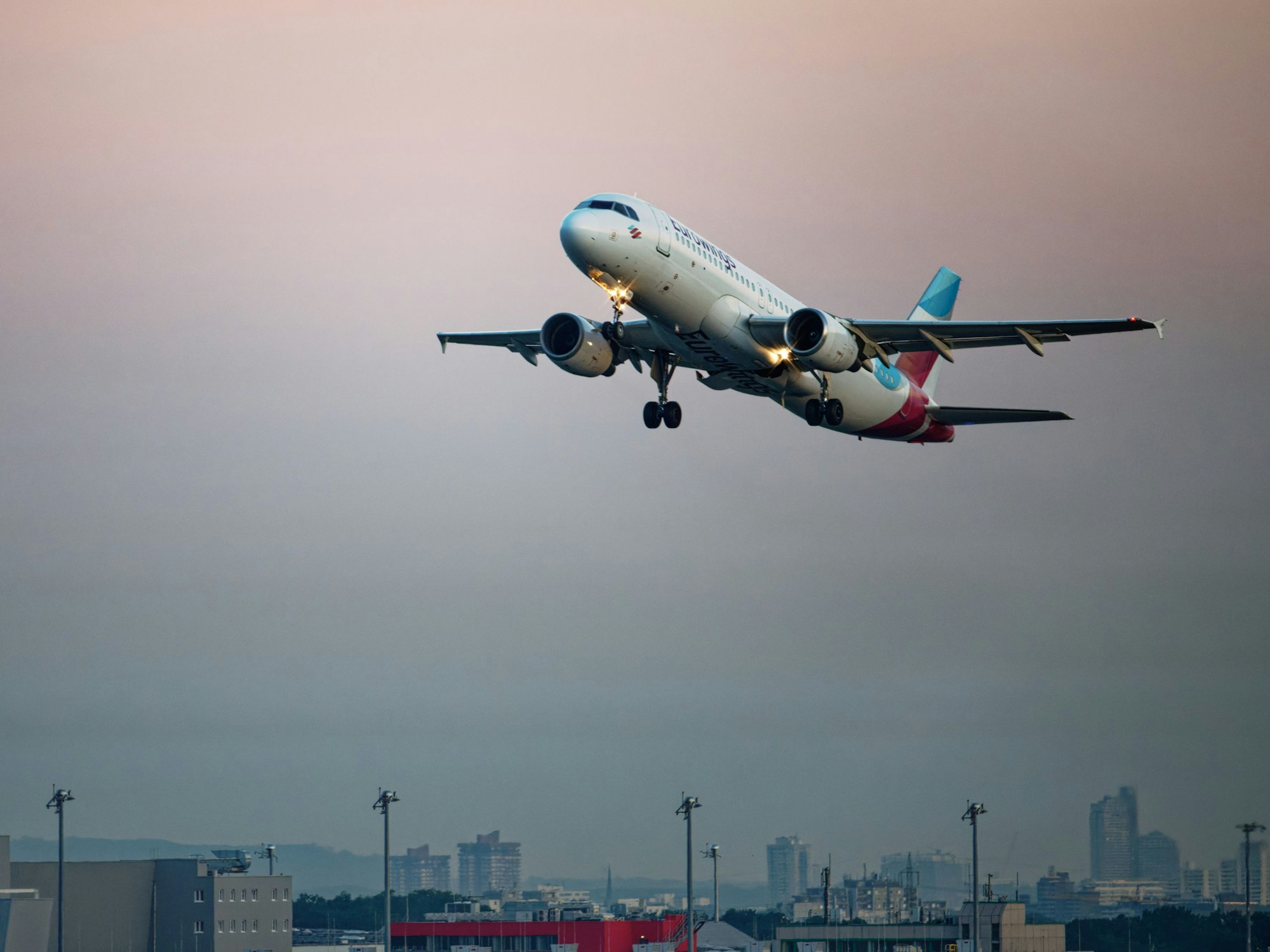 Eine Maschine der Fluggesellschaft Eurowings startet vom Flughafen Köln/Bonn, hier im August 2023.