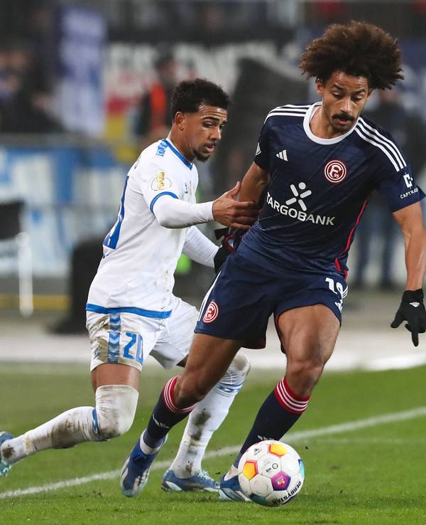 Fortuna Düsseldorfs Emmanuel Iyoha und Magdeburgs Xavier Amaechi kämpfen um den Ball.
