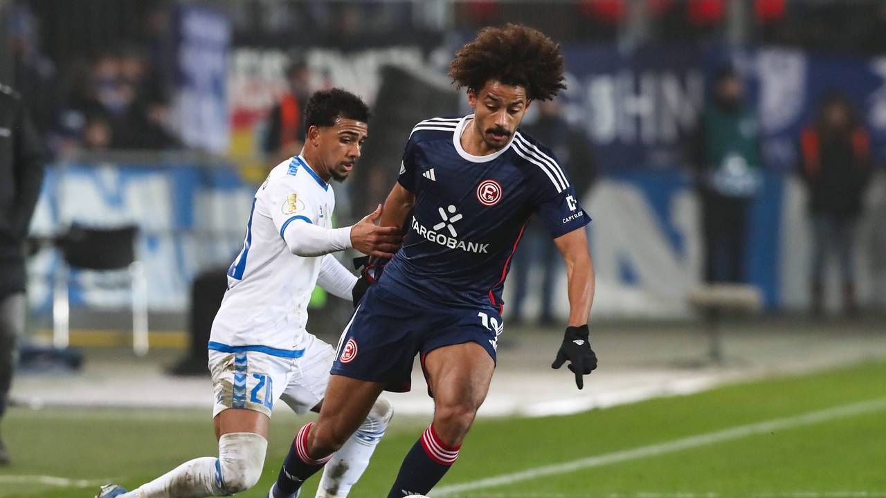 Fortuna Düsseldorfs Emmanuel Iyoha und Magdeburgs Xavier Amaechi kämpfen um den Ball.