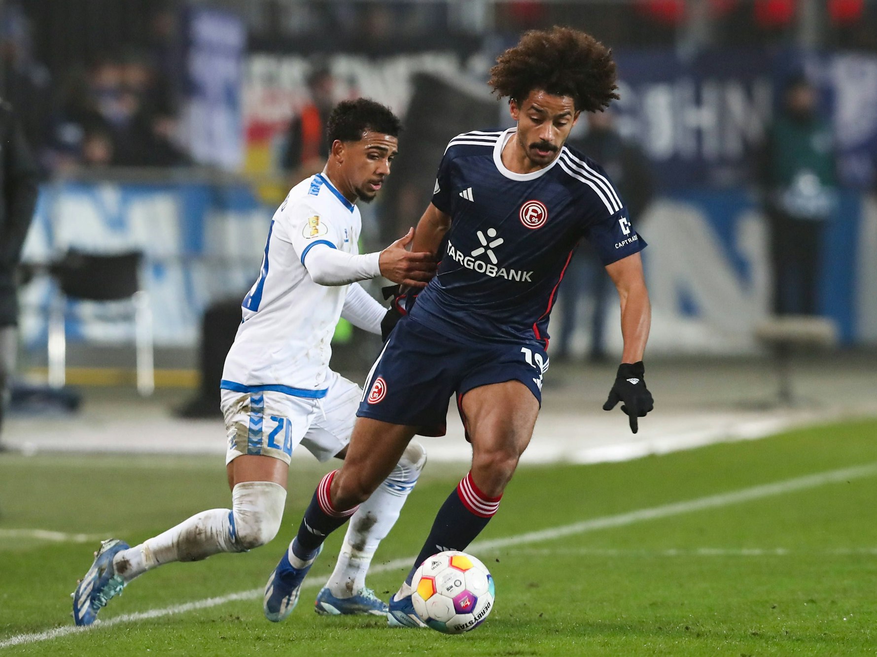 Fortuna Düsseldorfs Emmanuel Iyoha und Magdeburgs Xavier Amaechi kämpfen um den Ball.