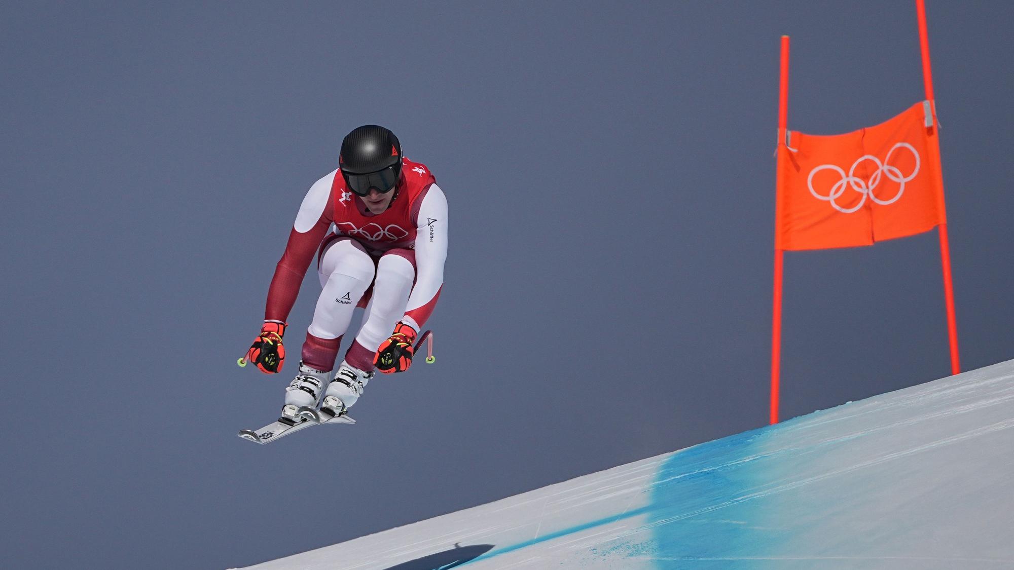 Matthias Mayer springt bei der Olympia-Abfahrt in Peking.