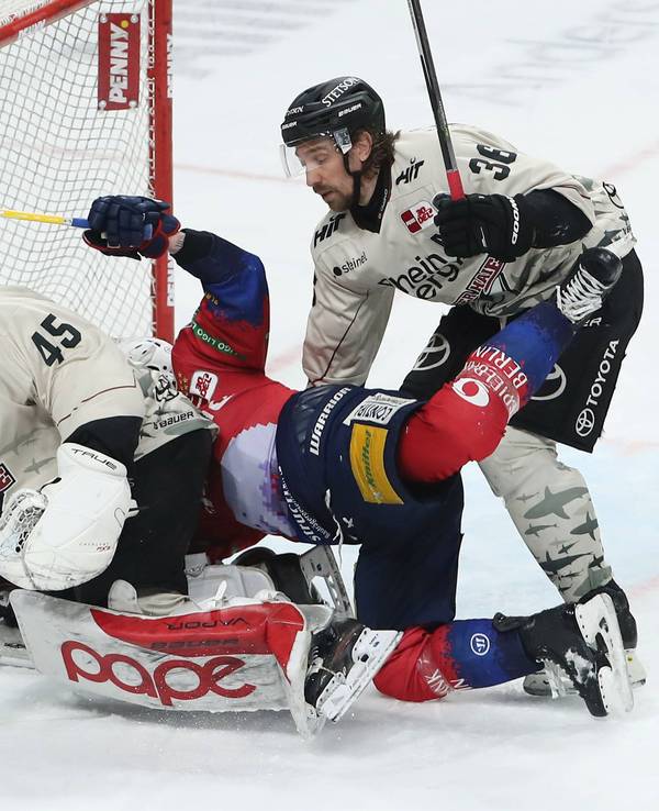 Haie-Goalie Tobias Ancicka pariert einen Schuss, Andreas Thuresson druckt einen Berliner zu Boden.