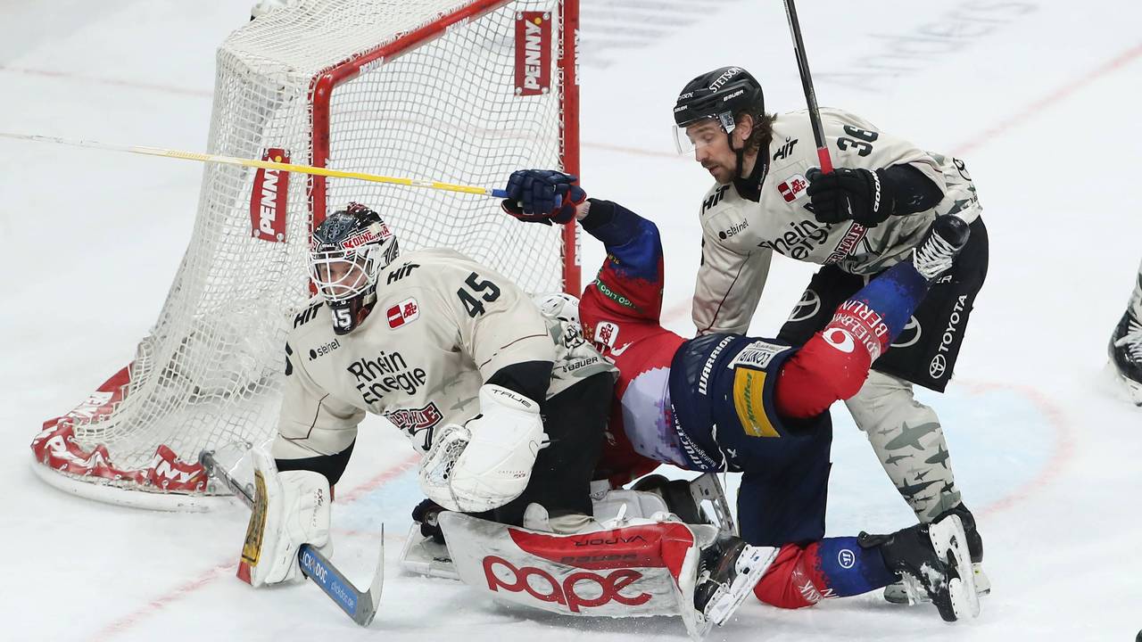 Haie-Goalie Tobias Ancicka pariert einen Schuss, Andreas Thuresson druckt einen Berliner zu Boden.