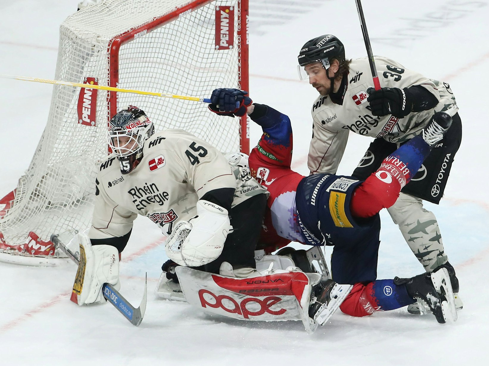 Haie-Goalie Tobias Ancicka pariert einen Schuss, Andreas Thuresson druckt einen Berliner zu Boden.
