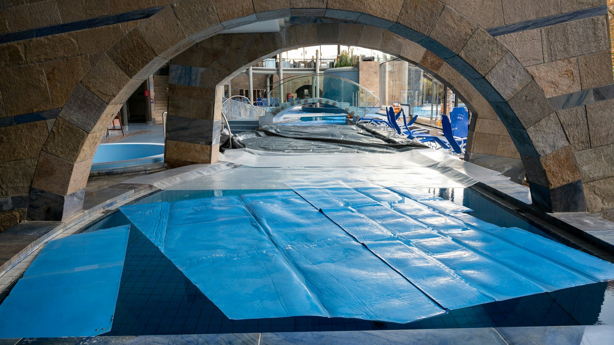 Blick in die Claudius Therme in Köln. Hier gilt ab sofort ein Kuss-Verbot.