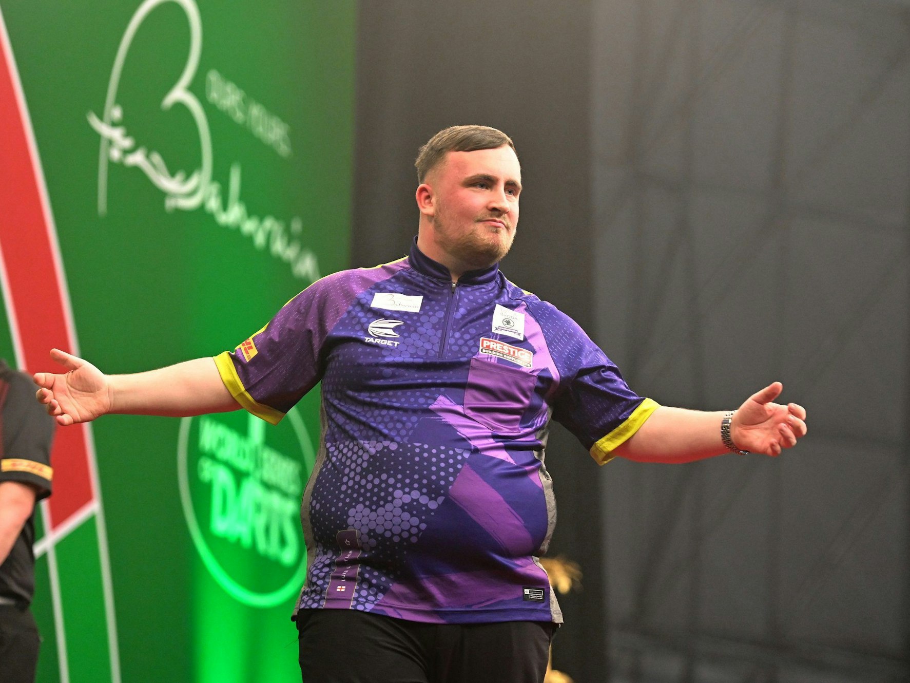 Luke Littler feiert seinen Sieg.