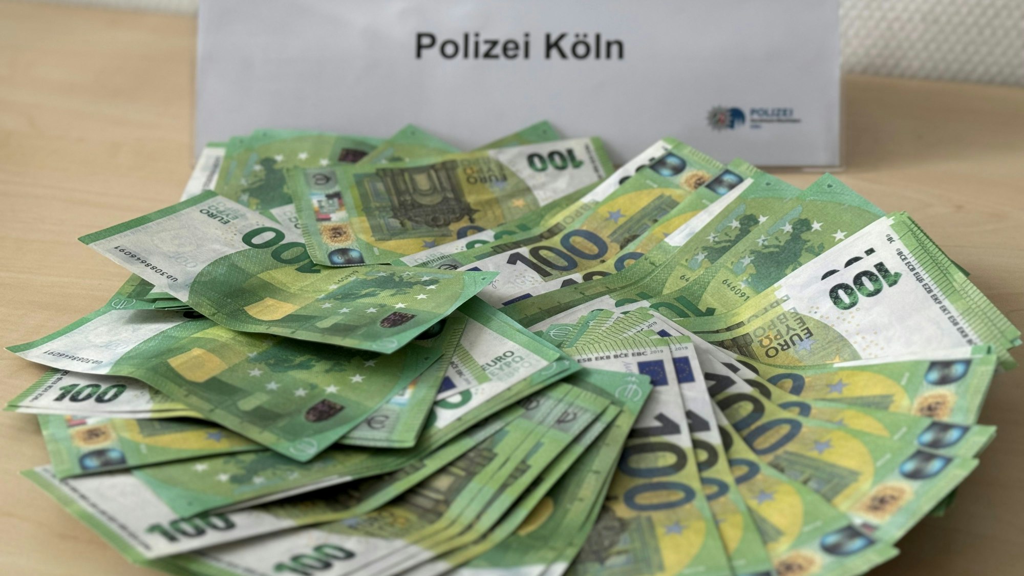 Falschgeld liegt auf einem Tisch