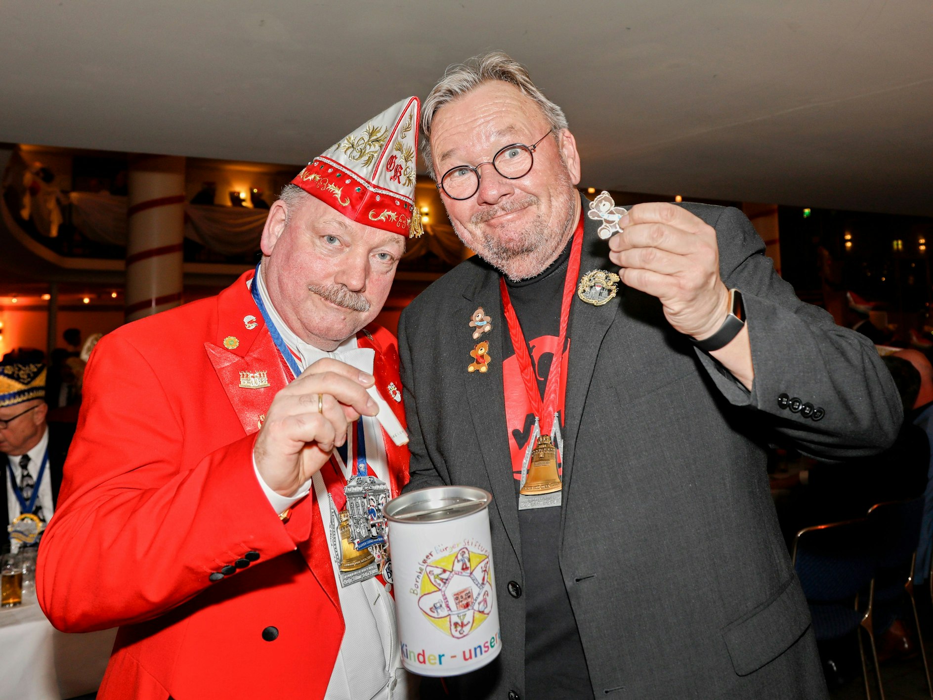 Bernd Stelter mit Sammelbüchse.