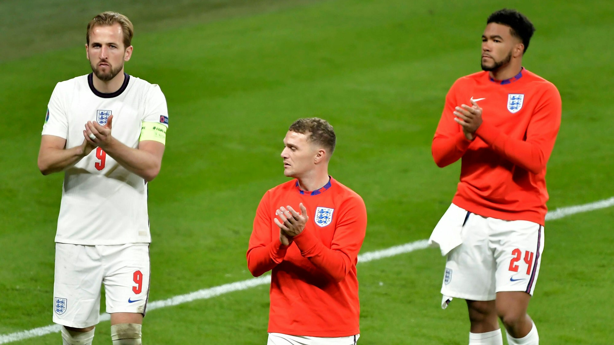 Harry Kane, Kieran Trippier und Reece James klatschen in Richtung Fans.