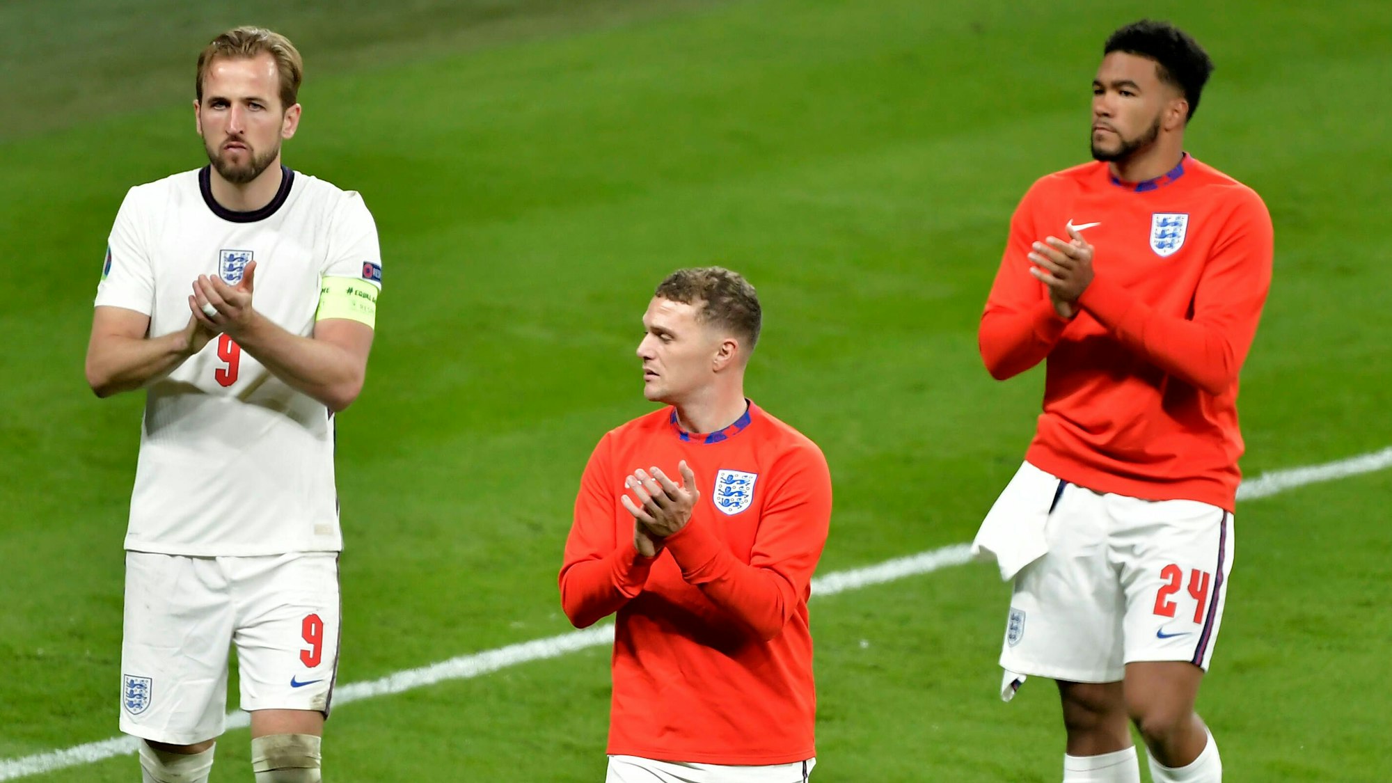 Harry Kane, Kieran Trippier und Reece James klatschen in Richtung Fans.