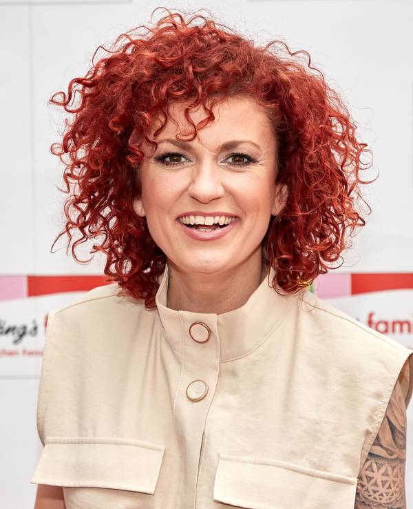 ARCHIV - 15.06.2021, Hamburg: Die Musikerin Lucy Diakovska von den «No Angels» (2024 im Dschungelcamp) steht auf dem Roten Teppich zur Online-Ernsting's family Fashion Show Herbst/Winter 21/22 im Museum für Hamburgische Geschichte. (zu dpa "No-Angels-Sängerin Lucy will im «Dschungelcamp» das Unbekannte suchen")