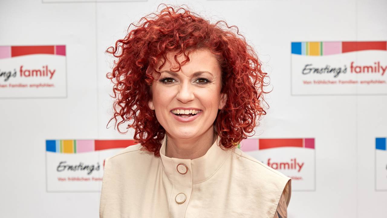 ARCHIV - 15.06.2021, Hamburg: Die Musikerin Lucy Diakovska von den «No Angels» (2024 im Dschungelcamp) steht auf dem Roten Teppich zur Online-Ernsting's family Fashion Show Herbst/Winter 21/22 im Museum für Hamburgische Geschichte. (zu dpa "No-Angels-Sängerin Lucy will im «Dschungelcamp» das Unbekannte suchen")