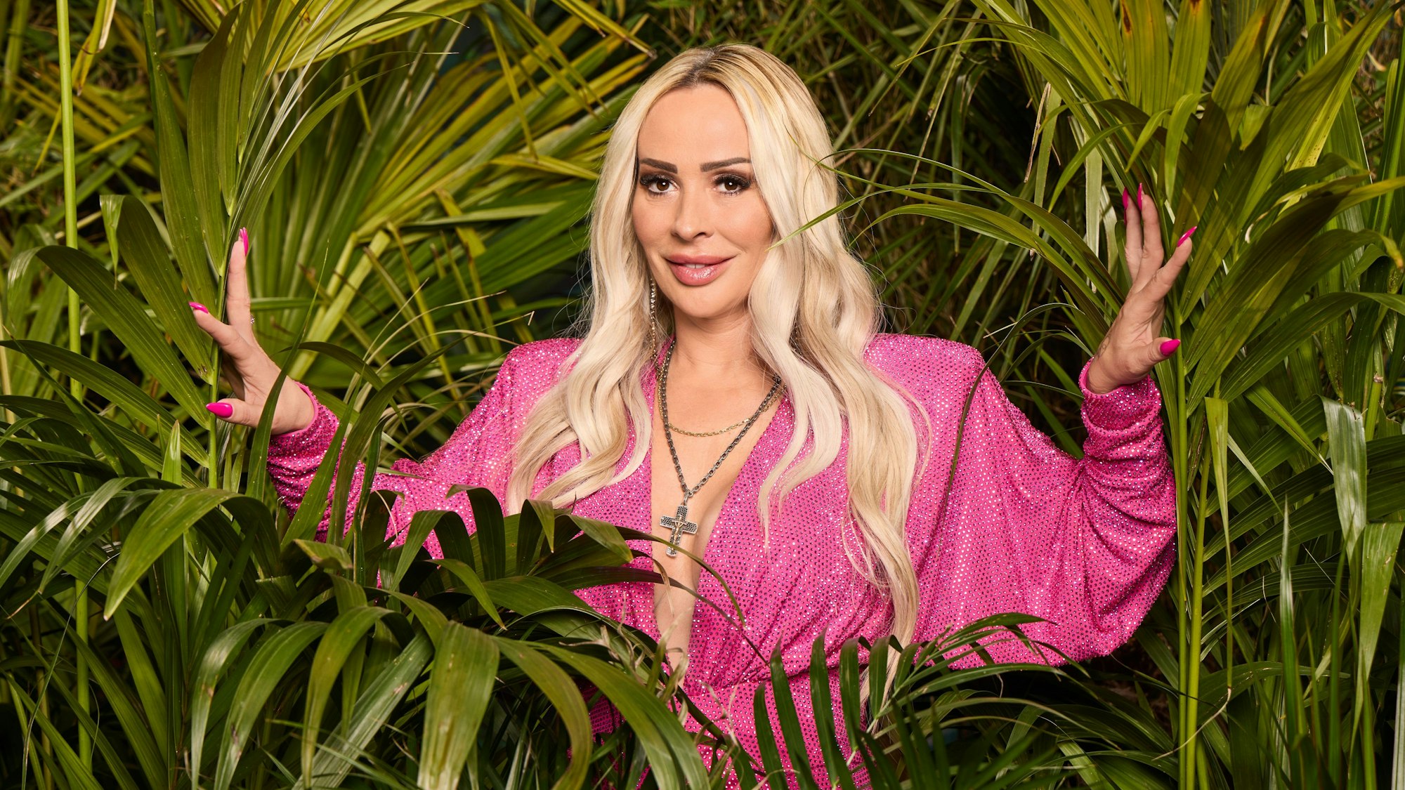 Das Foto zeigt die Dschungelcamp-Kandidatin Cora Schumacher von Pflanzen umgeben.