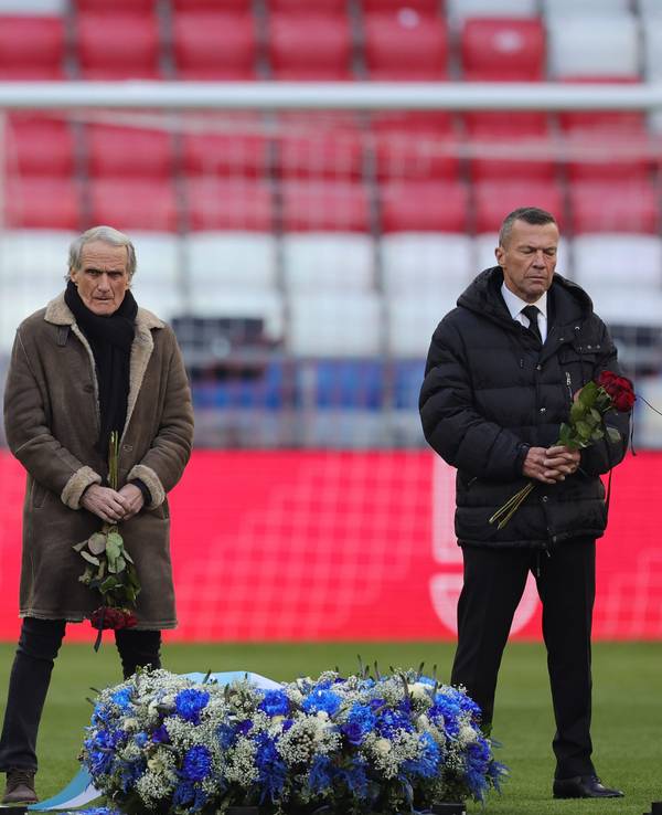 Karl-Heinz Rummenigge, Wolfgang Overath und Lothar Matthäus (l-r) nehmen an der Trauerfeier für Franz Beckenbauer teil.
