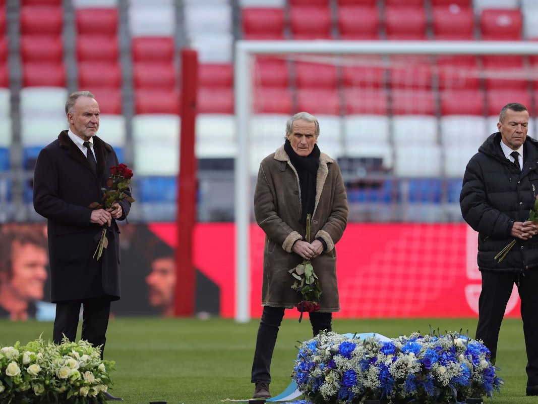 Karl-Heinz Rummenigge, Wolfgang Overath und Lothar Matthäus (l-r) nehmen an der Trauerfeier für Franz Beckenbauer teil.