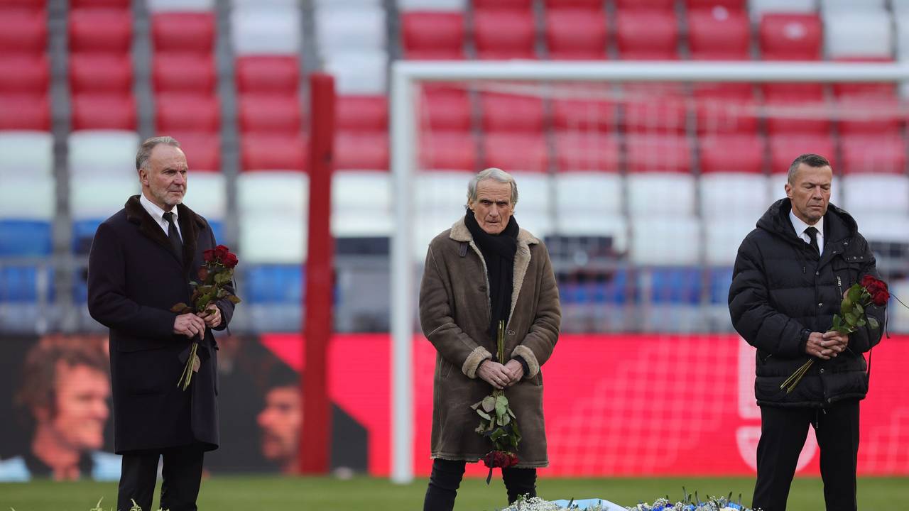 Karl-Heinz Rummenigge, Wolfgang Overath und Lothar Matthäus (l-r) nehmen an der Trauerfeier für Franz Beckenbauer teil.