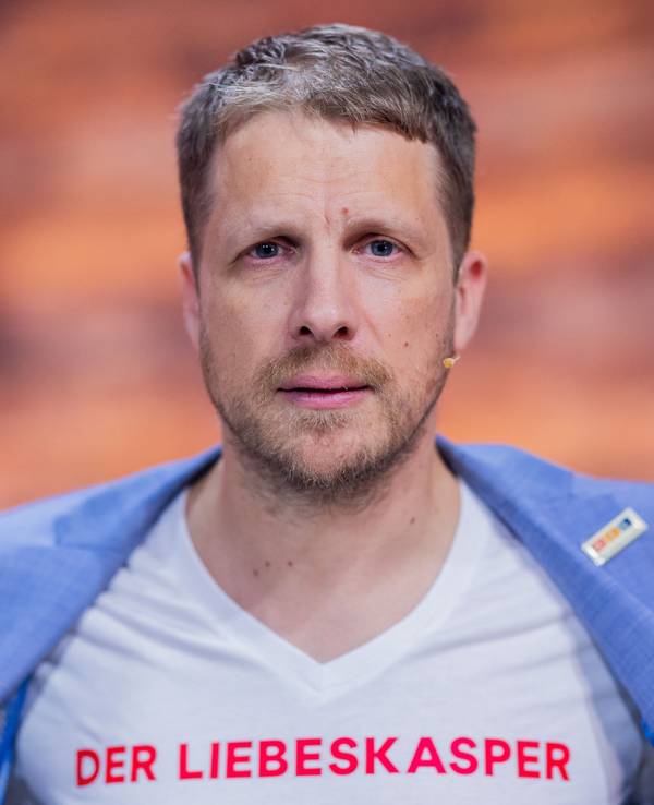 Oliver Pocher blickt in die Kamera.