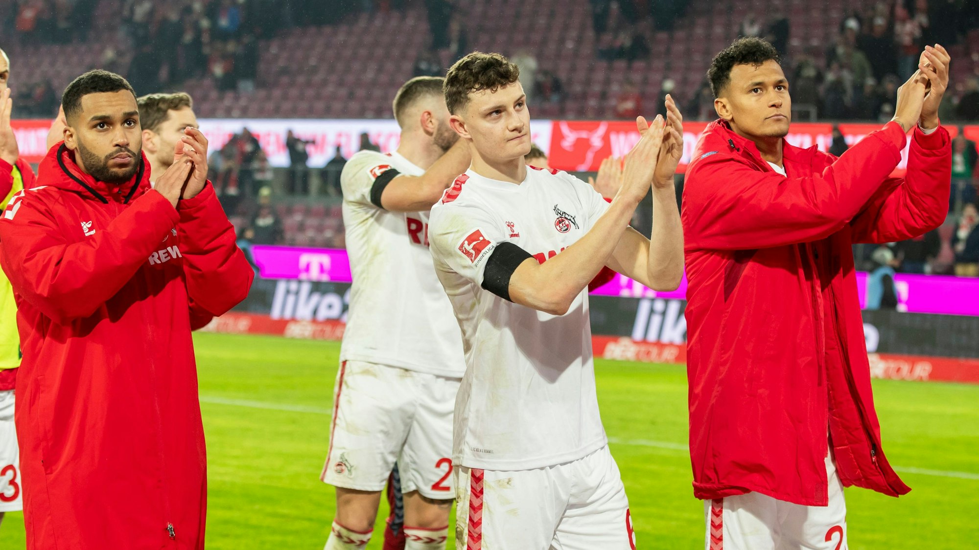 Die Spieler des 1. FC Köln applaudieren ihren Fans nach einem Heimspiel.