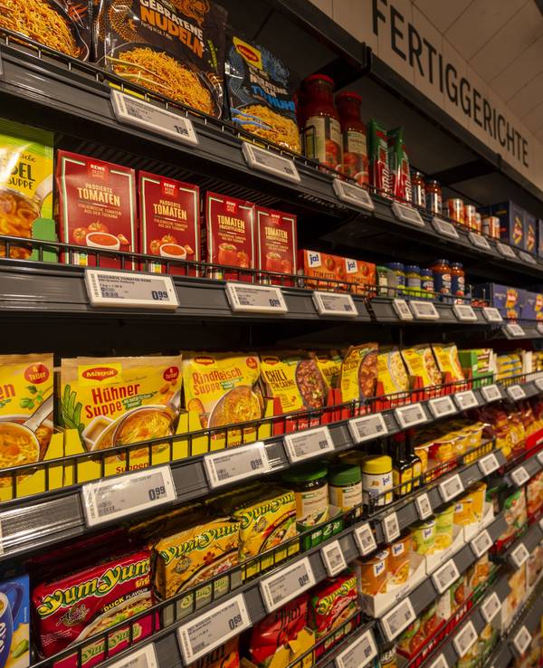 Diverse Lebensmittel sind in den Regalen eines Supermarkts zu sehen.