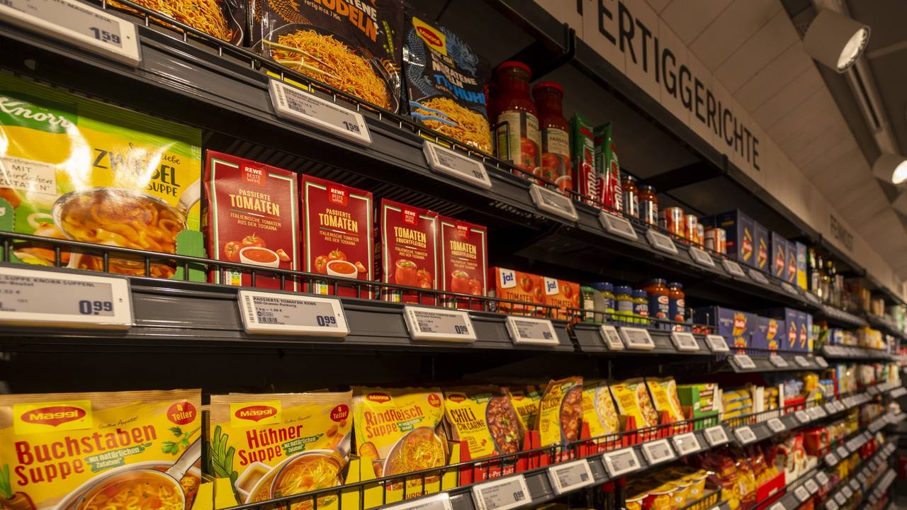 Diverse Lebensmittel sind in den Regalen eines Supermarkts zu sehen.