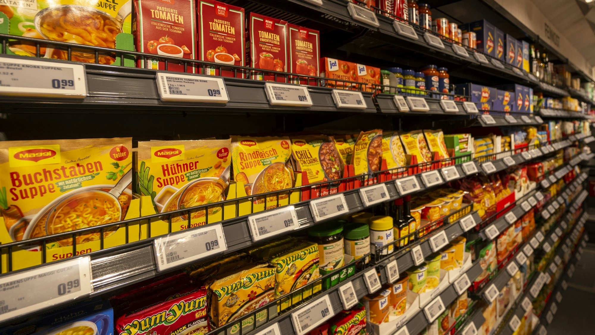 Diverse Lebensmittel sind in den Regalen eines Supermarkts zu sehen.