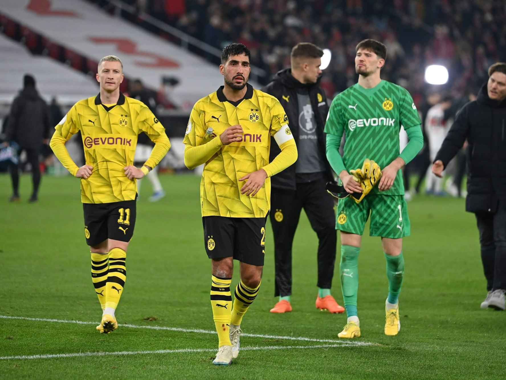 Marco Reus, Emre Can und Gregor Kobel wirken enttäsucht.