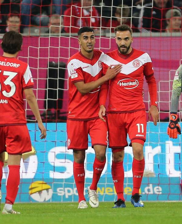 Die Düsseldorfer Spieler Aymen Barkok und Kenan Karaman jubeln nach einem Tor.