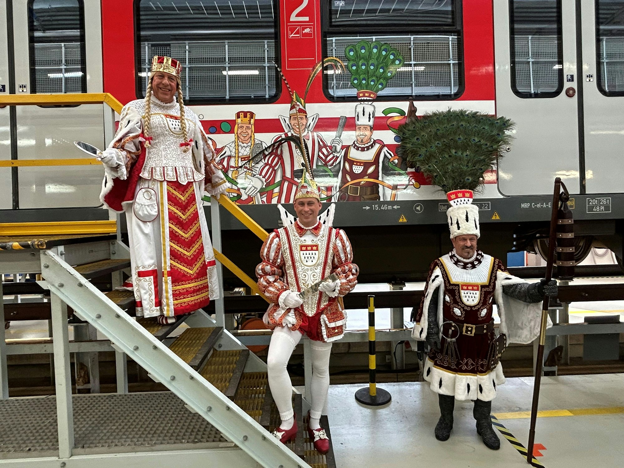 Jungfrau Frieda, Prinz Sascha I. und Bauer Werner vor ihrer S-Bahn.