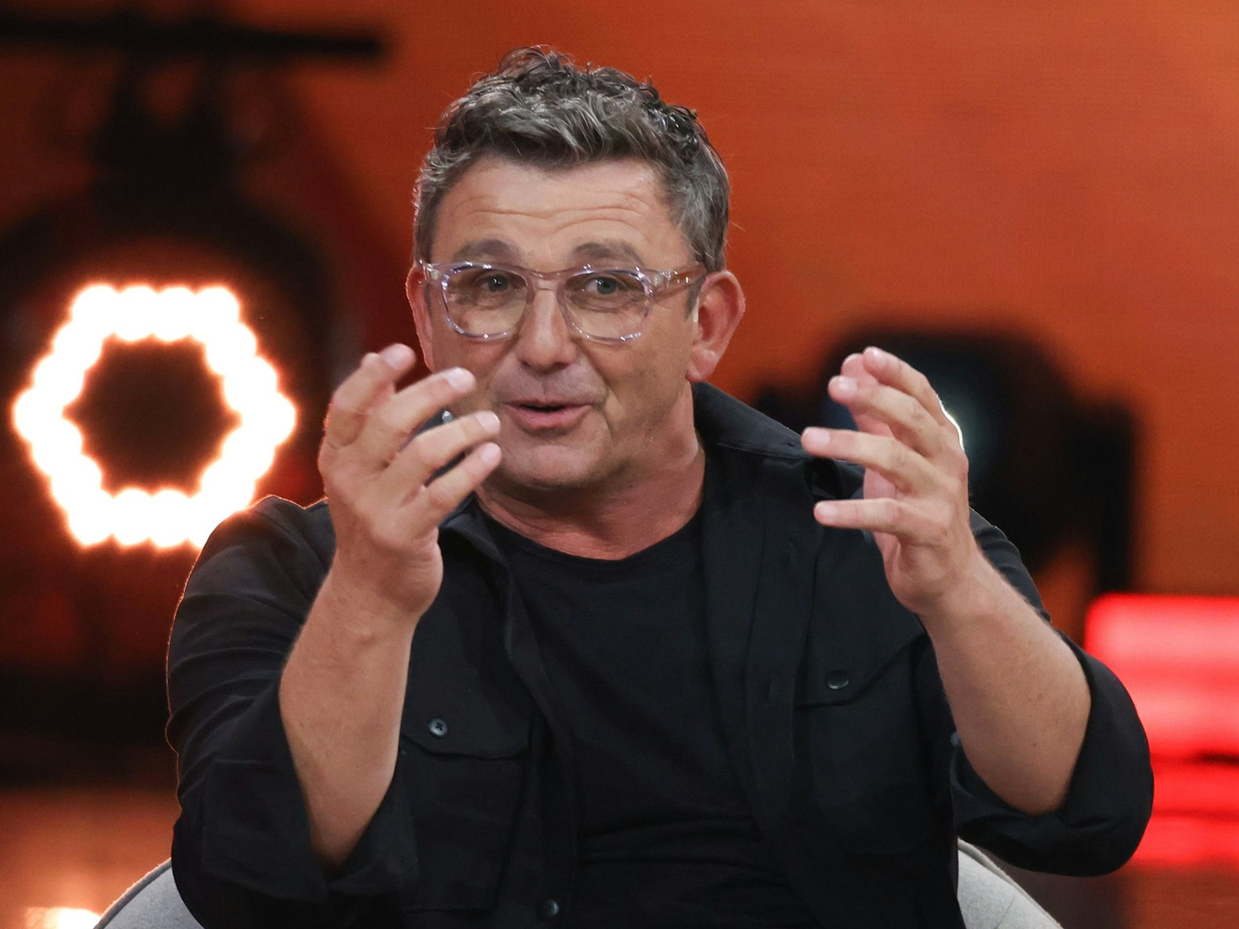 Der Schauspieler Hans Sigl ist zu Gast bei der Aufzeichnung der ARD-Show „Verstehen Sie Spaß?“.