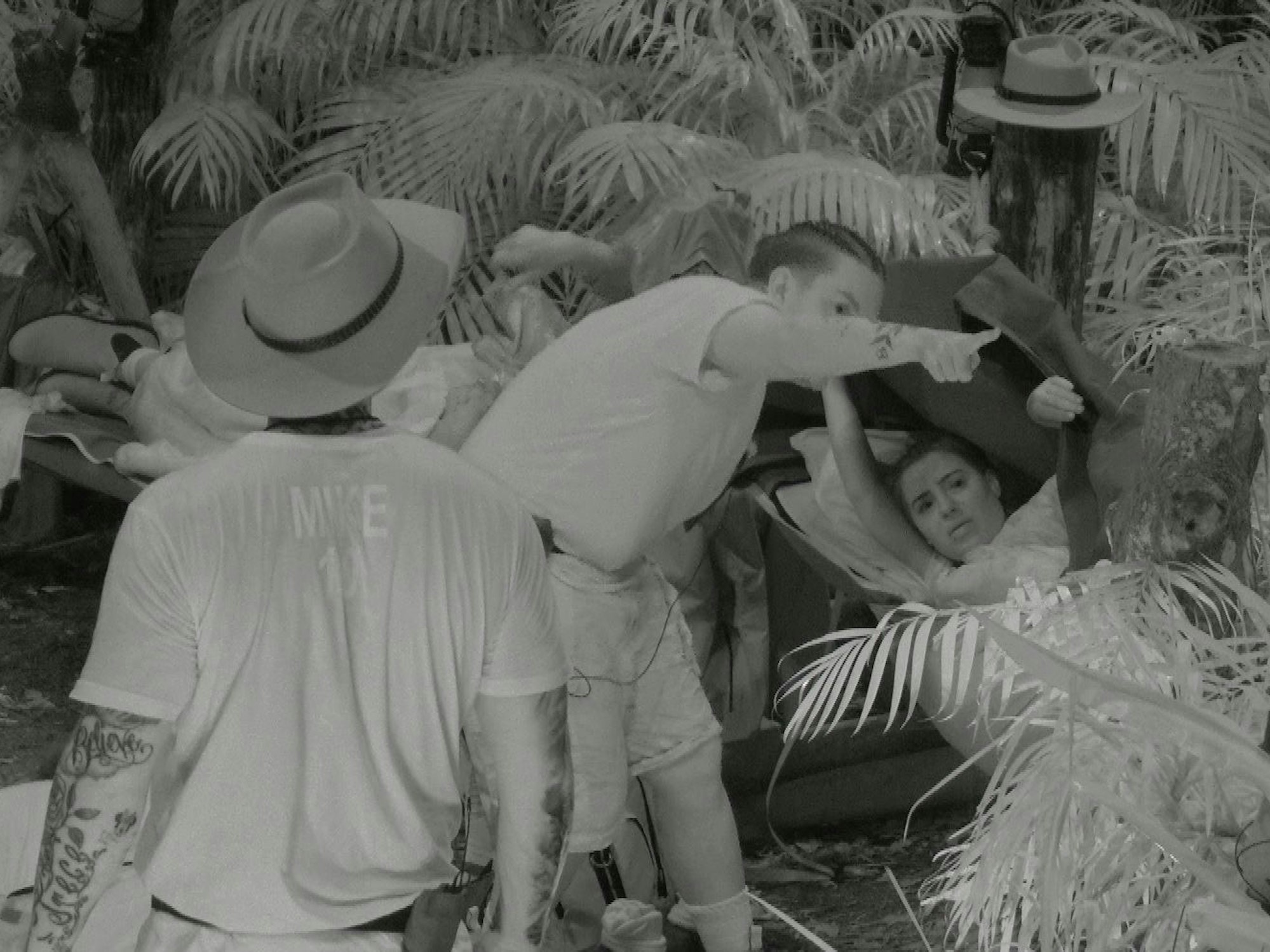 Twenty4Tim und Leyla Lahouar geraten in der Nacht im Dschungelcamp in Panik. Mike Heiter muss einschreiten.