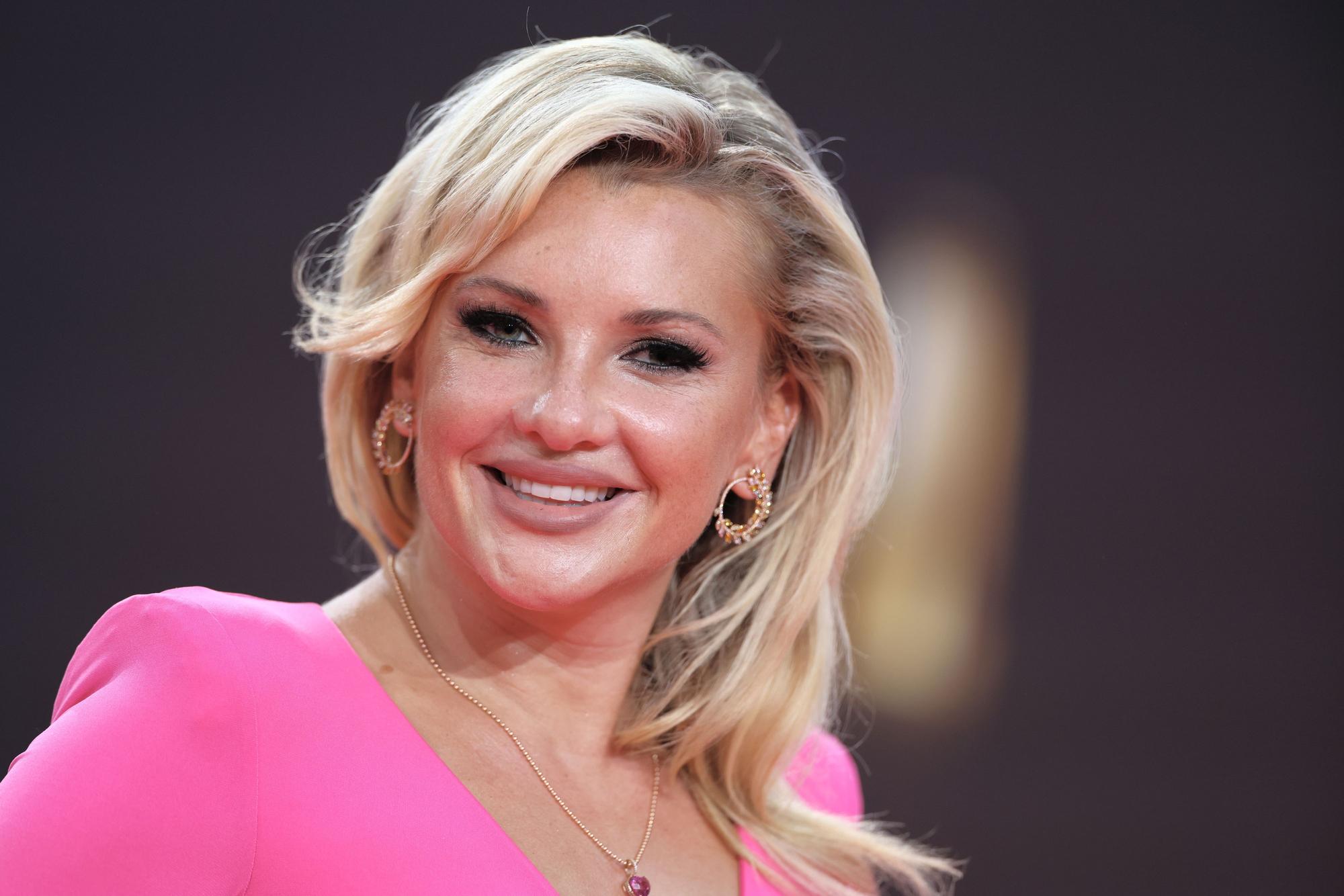 Evelyn Burdecki kommt zur Verleihung der Deutschen Fernsehpreise 2023 ins Coloneum.