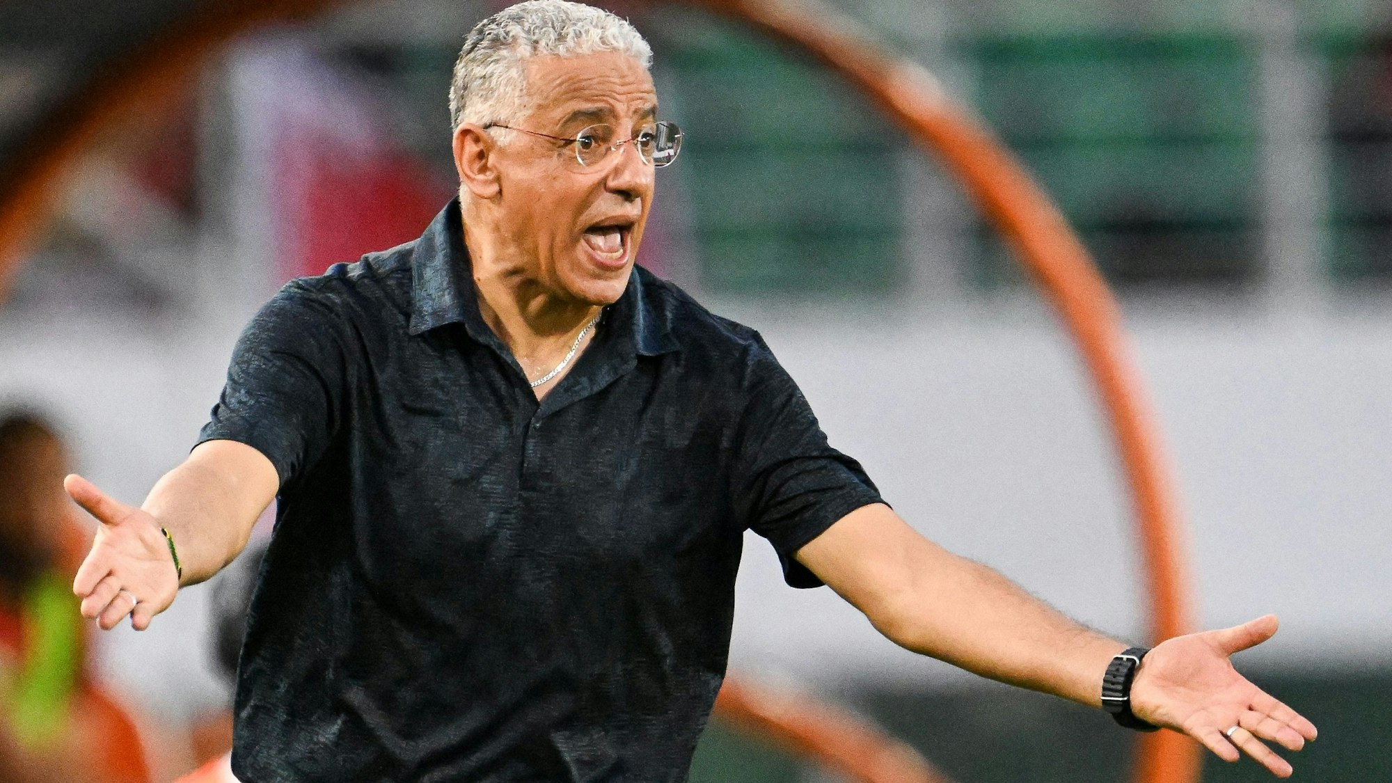 Adel Amrouche gestikuliert bei seinem einzigen Spiel als Tansania-Trainer während des Afrika-Cups.