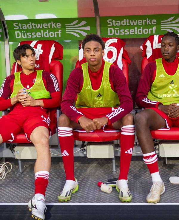 Von links nach rechts: Ao Tanaka, Sima Suso, King Manu und Daniel Bunk sitzen auf der Bank.