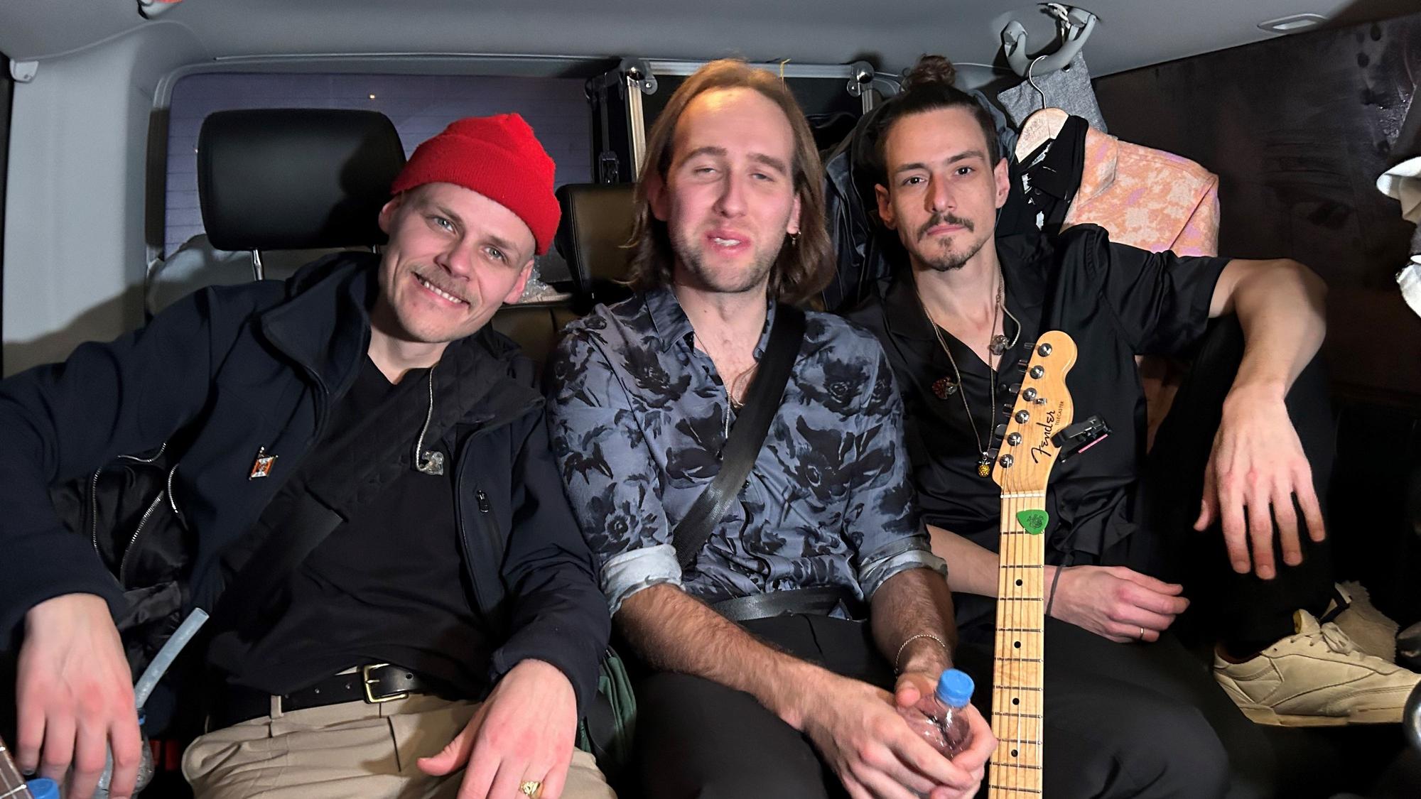 Oli, Yannick und Kevin von Cat Ballou im Bus.