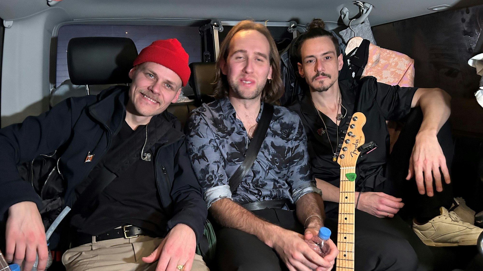 Oli, Yannick und Kevin von Cat Ballou im Bus.