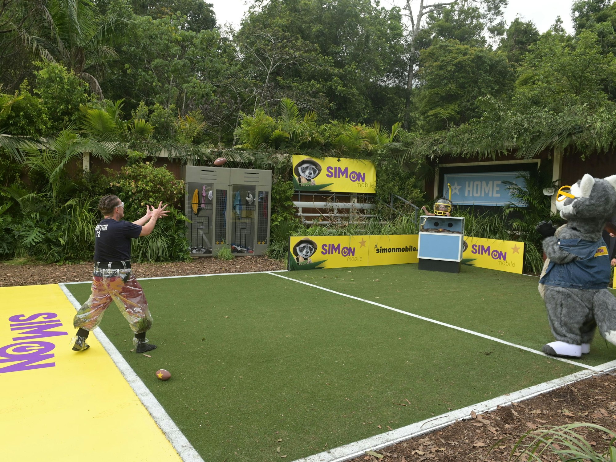Twenty4Tim während der Dschungelprüfung auf einem kleinen Football-Feld.