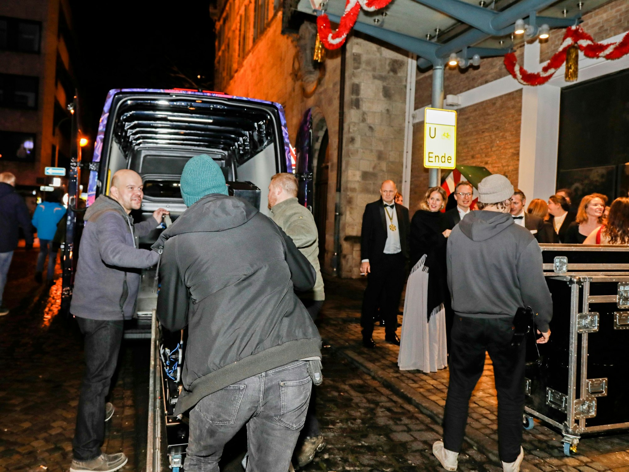 Cat Ballou: Techniker beladen ihren Transporter.