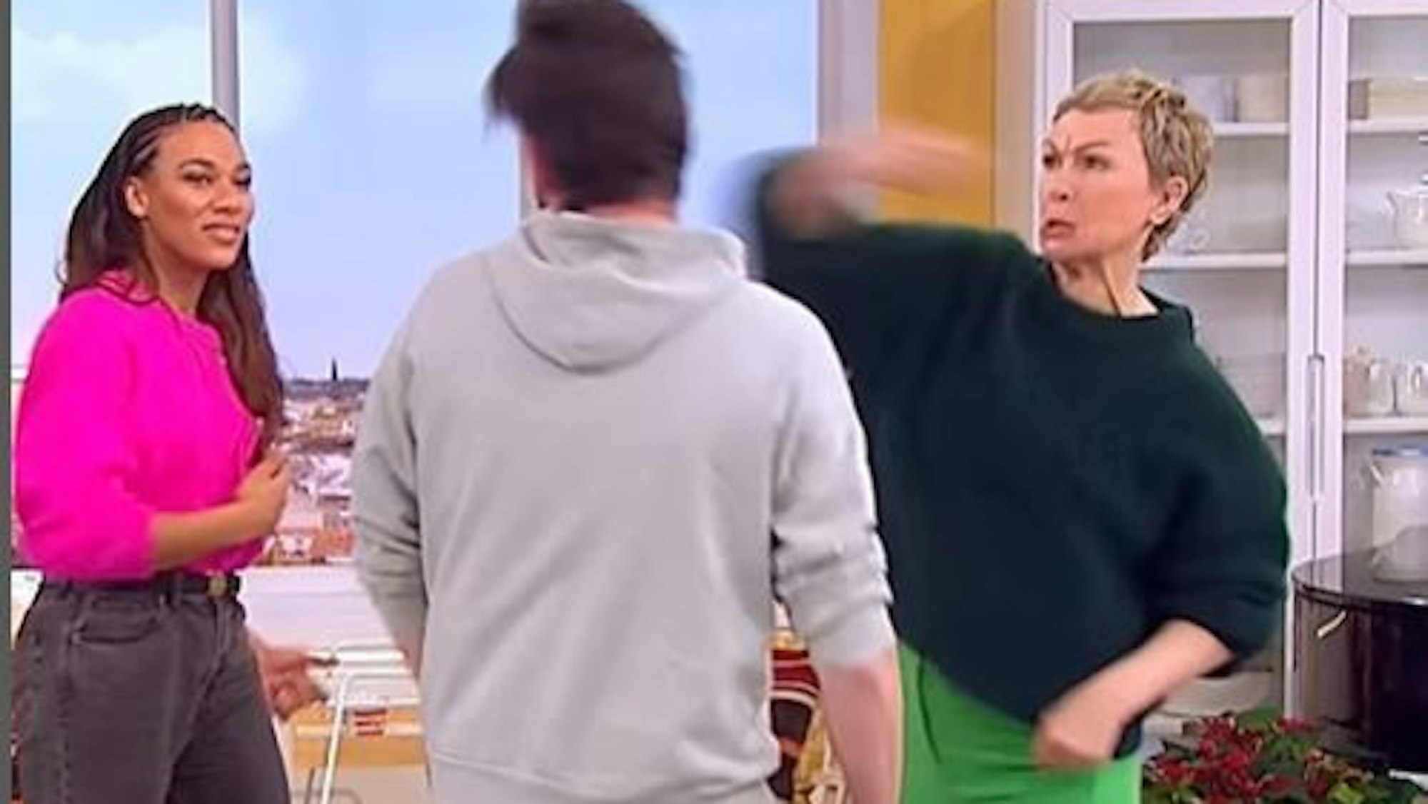 Vor den Augen von Stuntfrau Maria Mouroum (l.) lieferten Matthias Killing und Karen Heinrichs im Sat1-FFS eine filmreife Prügelei.