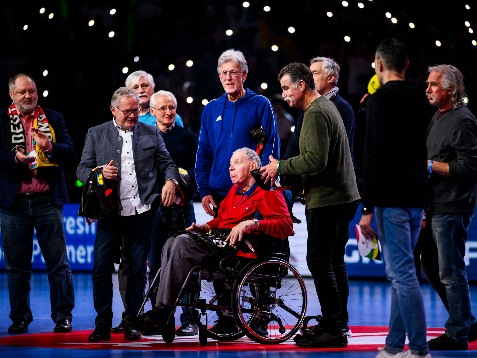 Die Weltmeister von 1978 um Heiner Brand (4.v.r.) und Joachim Deckarm (5.v.r.) kommen in die Halle zu einer Ehrung.