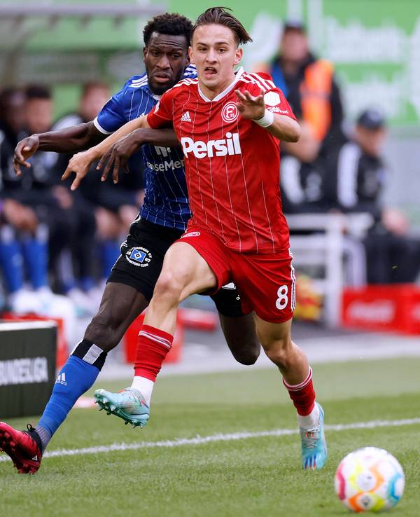 Michał Karbwonik im Duell mit HSV-Spieler Jatta Bakery.