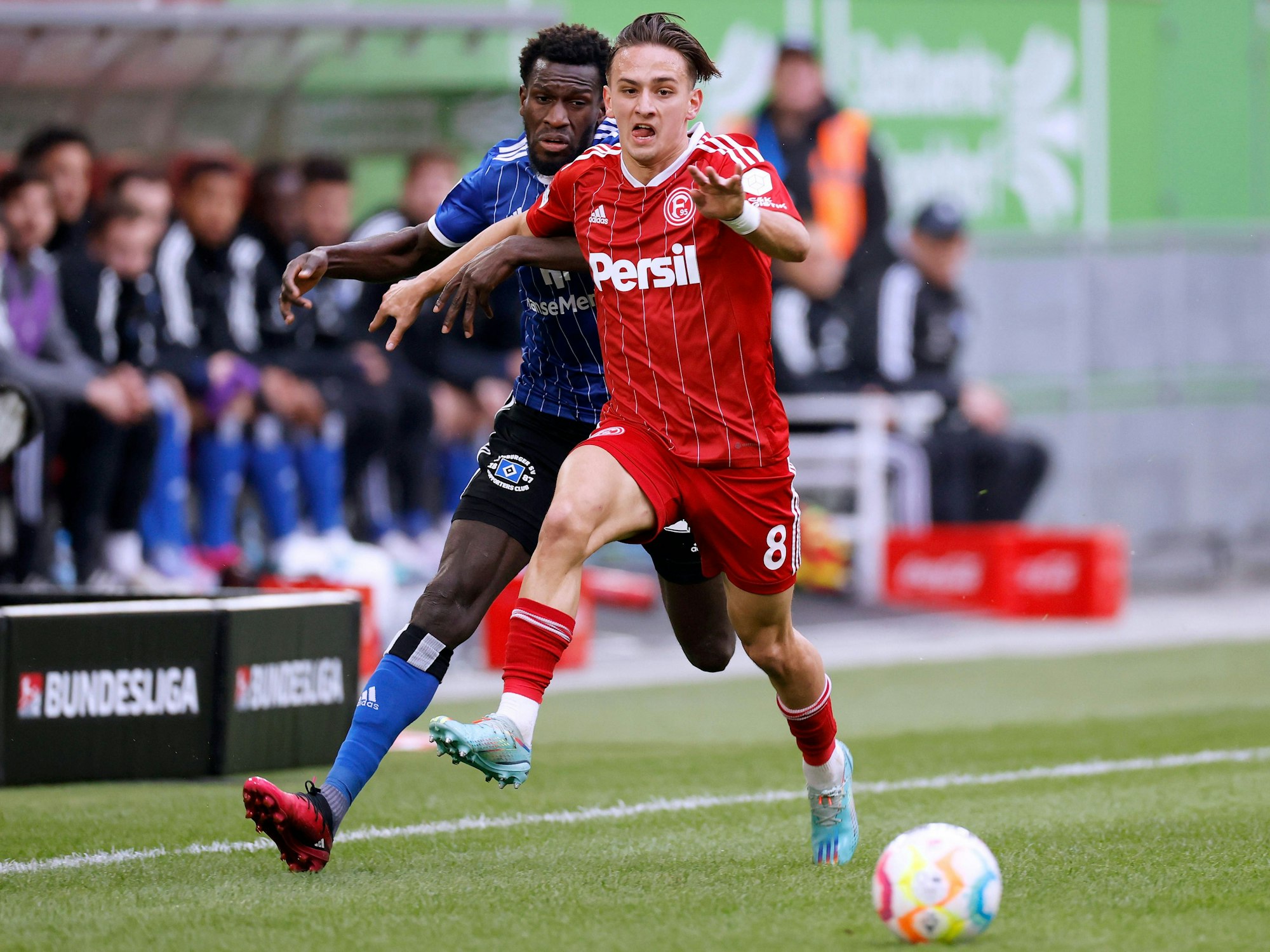 Michał Karbwonik im Duell mit HSV-Spieler Jatta Bakery.